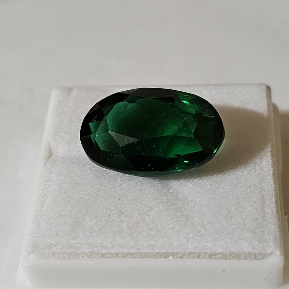 Vivid Certified Emerald Gemstone 8.60 Carats ๐! - Picture 1 of 5